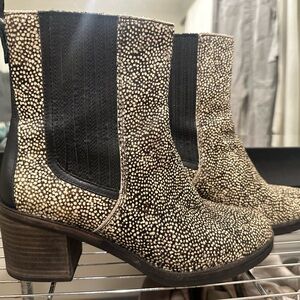 UGG Australia CAMDEN EXOTIC Size US 9 Calf Hair Boots Black Dotted